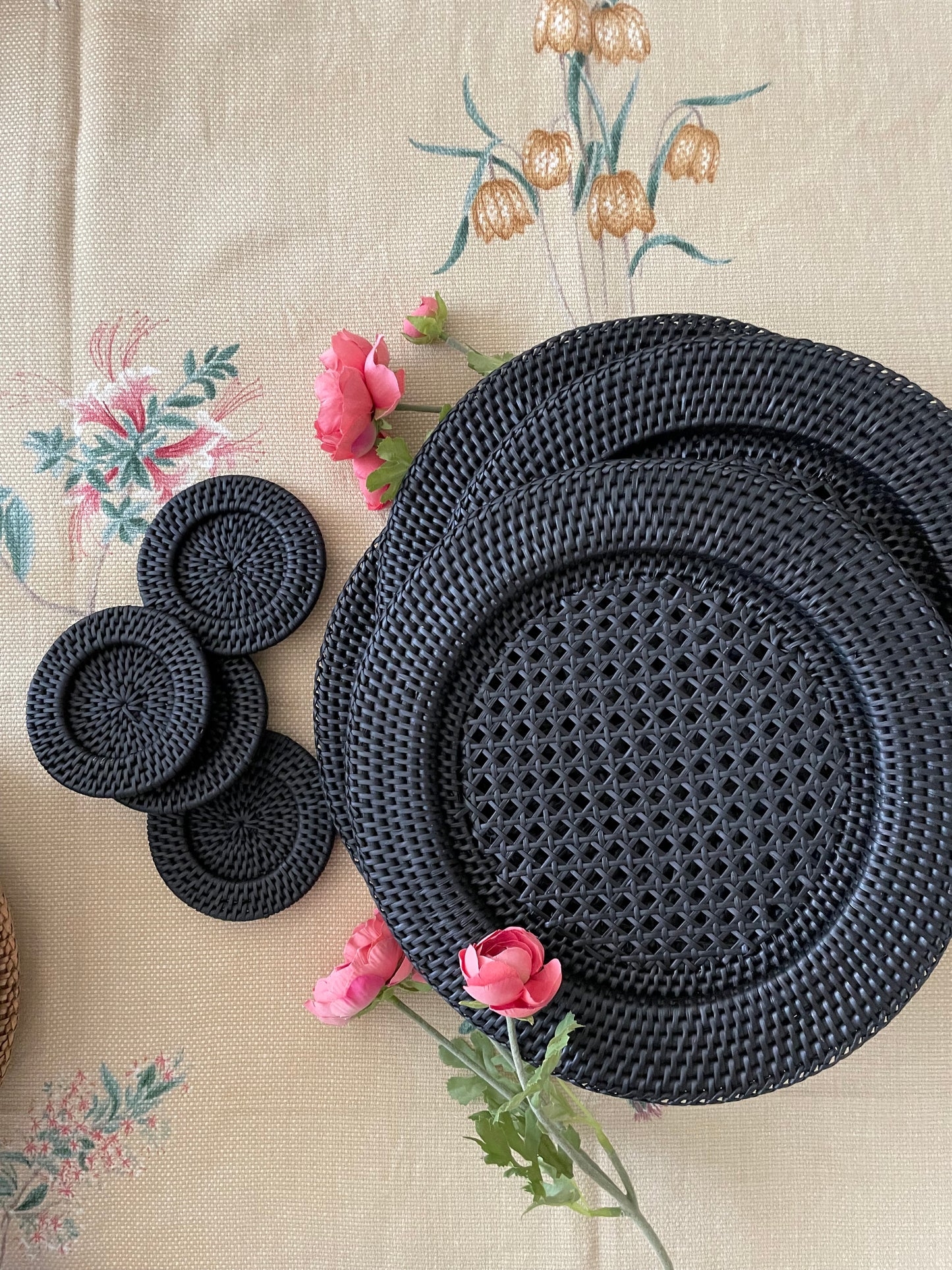 PLATO DE PAN RATÁN NEGRO